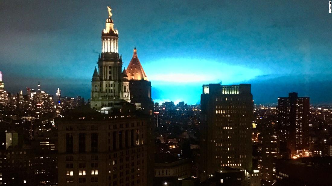 New York Akşamını Aydınlatan Mavi Işık!